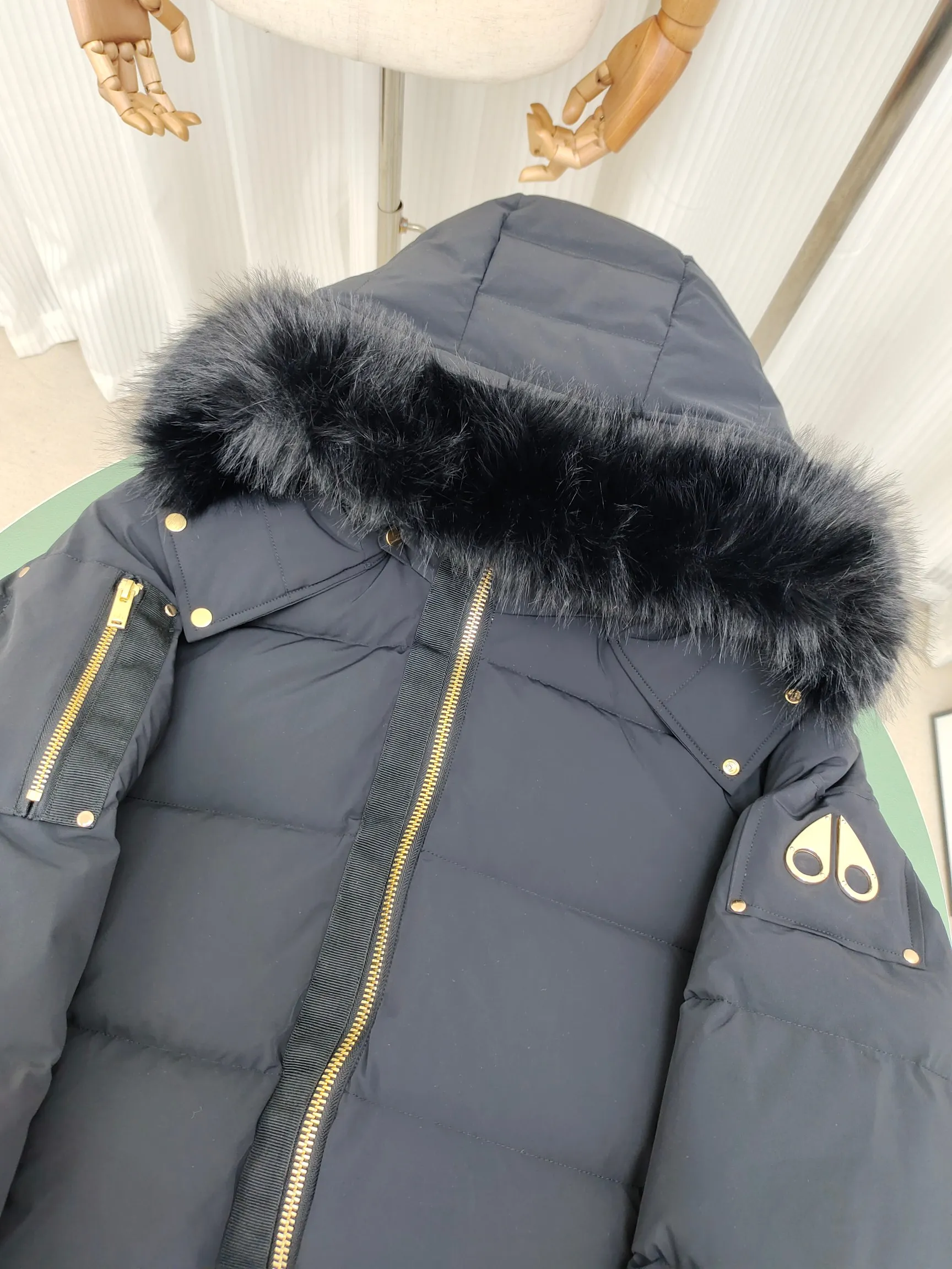 ：Y 12 Classic Moose Knuckles FW 22 12 Moose Knuckles。 ， ins 、 、 。 ， ， ！ ， ， ， ！ 12 Classic 。 ，Lightweight。 :Black Sizes: S XXL